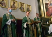 Eucharystię celebrowali (od lewej) bp Artur Ważny i bp Marek Solarczyk. Z prawej ks. Mariusz Wilk, diecezjalny duszpasterz młodzieży.