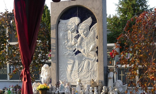 Pomnik przy grobie dzieci nienarodzonych na cmentarzu komunalnym w bielskiej Kamienicy.