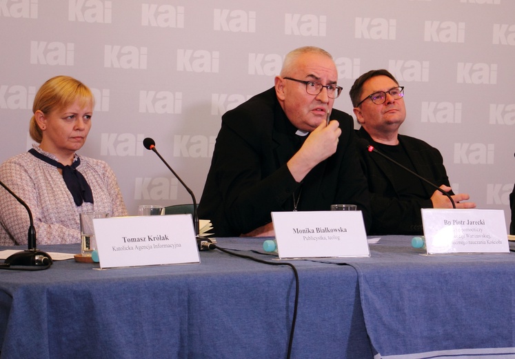 Bp Jarecki: Synod jest nam potrzebny, by powrócić do źródeł