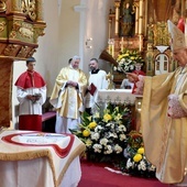 Ujazd Górny. Poświęcenie sztandaru szkoły św. Jana Pawła II