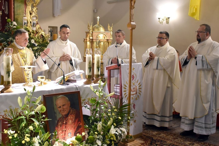 Bojanice. Abp Mokrzycki dał im relikwie św. Jana Pawła II