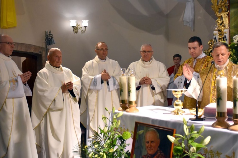 Bojanice. Abp Mokrzycki dał im relikwie św. Jana Pawła II