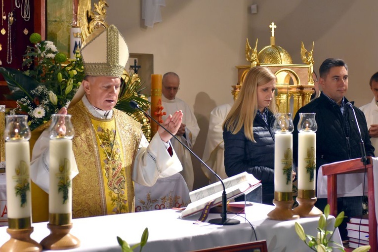 Bojanice. Abp Mokrzycki dał im relikwie św. Jana Pawła II