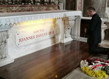 Podsumowanie "ad limina" i modlitwa przy grobie św. Jana Pawła II