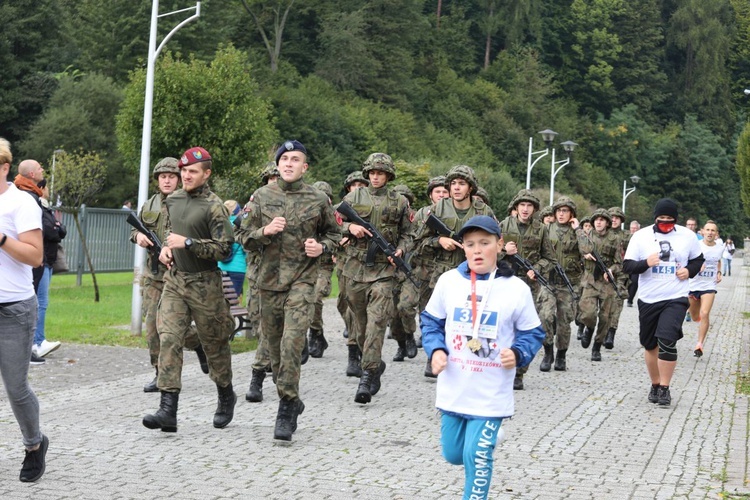 W biegu uczestniczyła też młodzież z klas mundurowych  Zespołu Szkół Agrotechnicznych i Ogólnokształcących z Żywca-Moszczanicy.