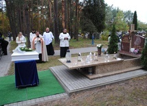 Pochówek 16 dzieci na cmentarzu komunalnym w Stalowej Woli.