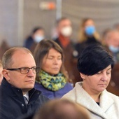 Marek i Anna Kośni w czasie Mszy św. rozpoczynającej diecezjalny etap drogi synodalnej.