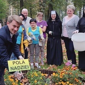 	Wolontariuszki hospicyjne z pracownikami Centrum Medycznego sióstr elżbietanek cieszyńskich podczas sadzenia cebulek żonkili.