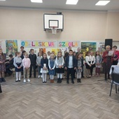 Na temat bezpieczeństwa specjalny program edukacyjny przygotowali uczniowie szkoły w Mokrzyskach.