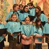 Dziewczęta z DSM pomagały śpiewem w modlitwie.