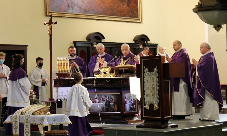 Z pieczołowitością i bez pośpiechu sprawował Eucharystię