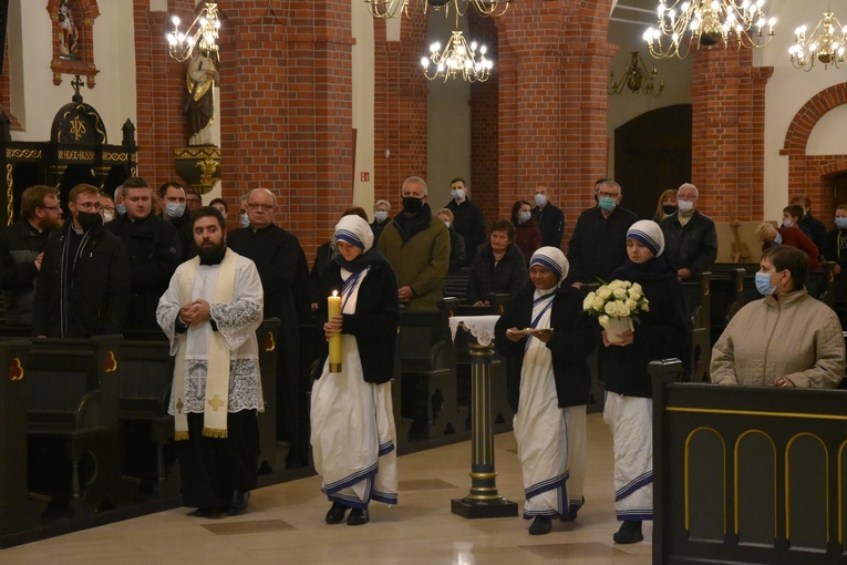 Wprowadzenie relikwii św. Matki Teresy do parafii w Bobrku