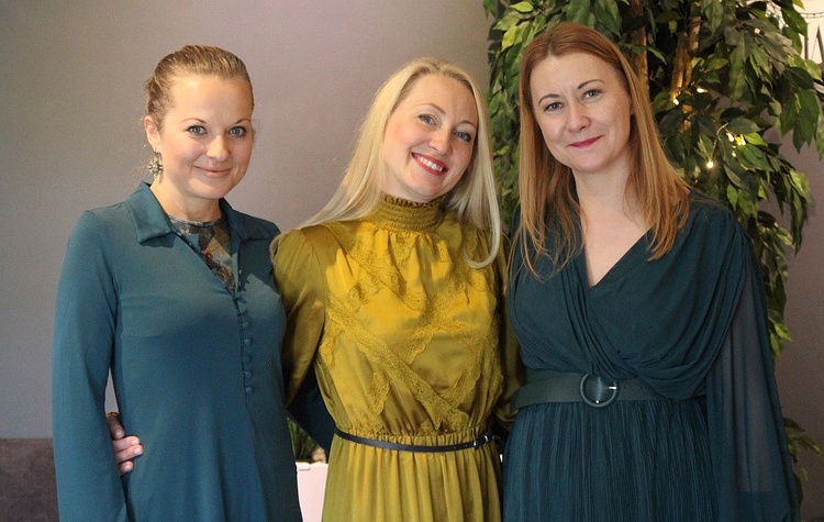 Reżyserka spektaklu Xymena Borowiak (z prawej) oraz Jolanta Buda - odtwórczyni roli mamy Jana Sarkandra (w środku) i Julia Raszka - dyrektor Miejskiego Centrum Kultury w Skoczowie.