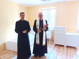 Arcybiskup Stanisław Budzik w obecności dyrektora Caritas poświęcił otwarte do użytku centrum.