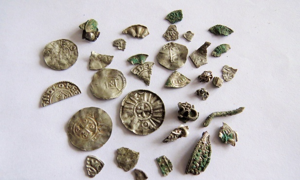 Monety i fragmenty ozdób odkryte podczas badań sondażowych.
