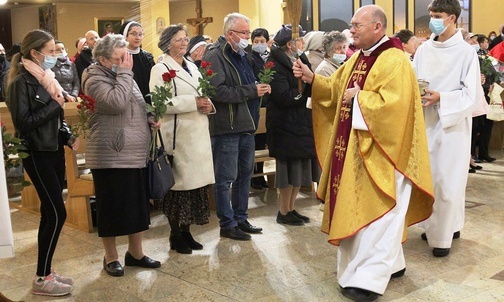 Ks. Wiesław Ogórek SDS pobłogosławił róże przyniesione przez uczestników nabożeństwa ku czci św. Rity.