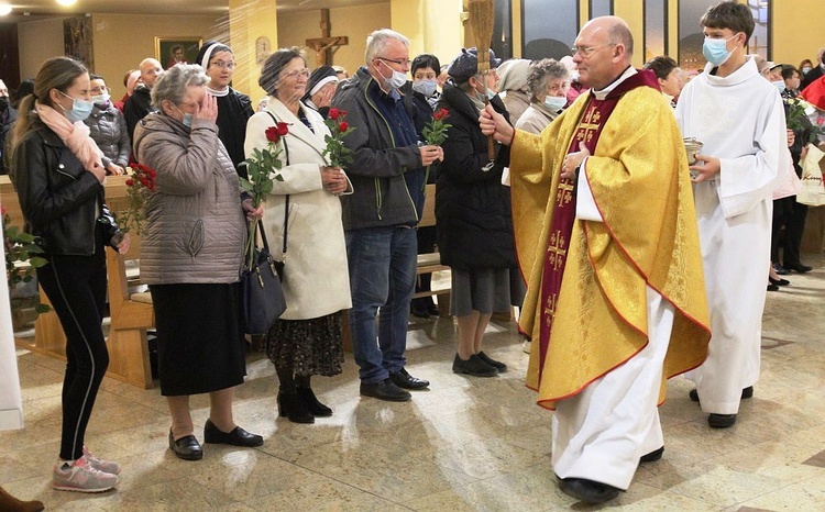 Ks. Wiesław Ogórek SDS pobłogosławił róże przyniesione przez uczestników nabożeństwa ku czci św. Rity.