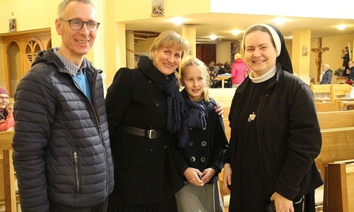 Michasia Rita Sorkowicz, uzdrowiona za wstawiennictwem św. Rity z rodzicami i s. Dorotą Kowalewską.