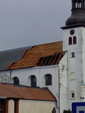 Zerwany częściowo dach na kościele po czwartkowej wichurze w Skępem.