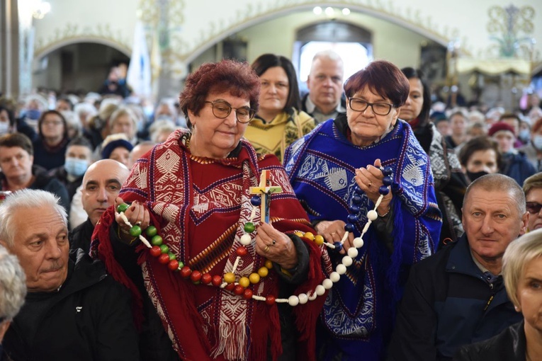 Misyjny różaniec w darze ołtarza.