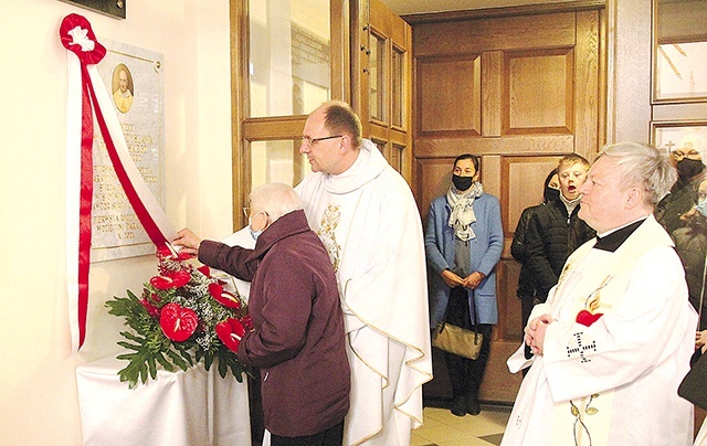 	Mama zmarłego duszpasterza Słotwiny i ks. Szymon Tracz podczas uroczystości w 1. rocznicę jego śmierci.