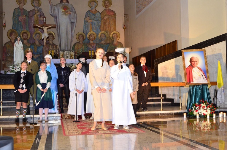 Tarnów. Uczniowie dla Jana Pawła II