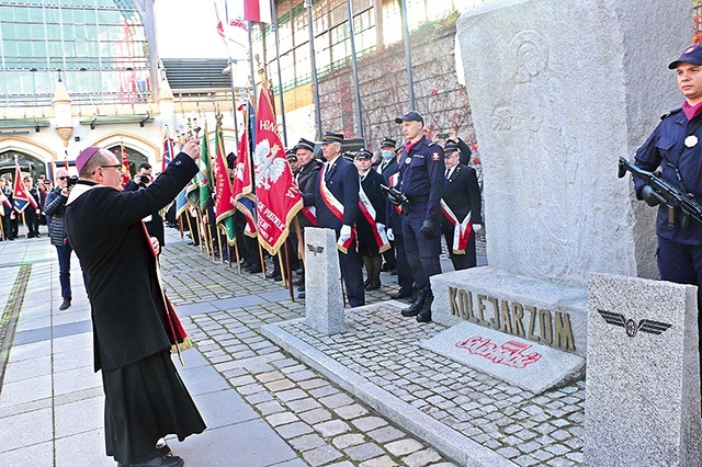 Po Mszy bp Kiciński poświęcił posąg św. Katarzyny Aleksandryjskiej, przeniesiony po 39 latach spod lokomotywowni, w której głodowali protestujący, przed Dworzec Główny PKP.