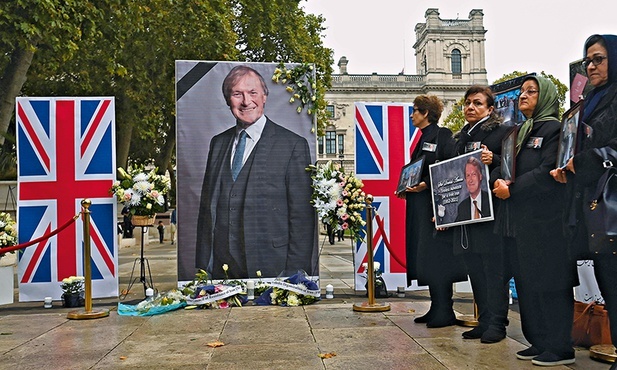 Przed siedzibą brytyjskiego Parlamentu mieszkańcy Londynu składali hołd zamordowanemu posłowi Davidowi Amessowi.