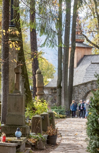 Połowa z niemal 500 grobów to nagrobki zasłużonych.