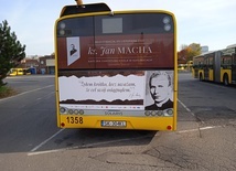 Śląsk. Autobusy z wizerunkiem sługi Bożego ks. Jana Machy wyjechały na ulice metropolii