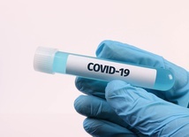 Badania: Nawet osoby w pełni zaszczepione mogą zarażać domowników koronawirusem