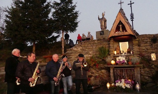 Wieczorna Wyprawa Różańcowa dokoła Trójwsi - przy kapliczce na Ochodzitej.