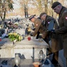 Mundurowi przy grobach tych, którzy walczyli dla Polski.