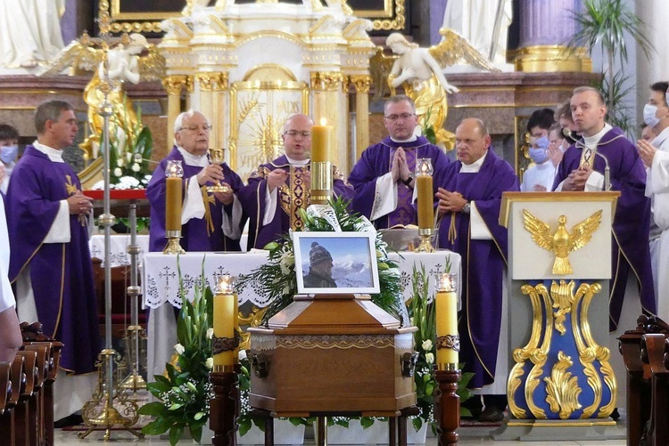 Pogrzeb Pawła Mendrocha w kościele Świętych Apostołów Piotra i Pawła w Skoczowie, 29 lipca 2021 r.