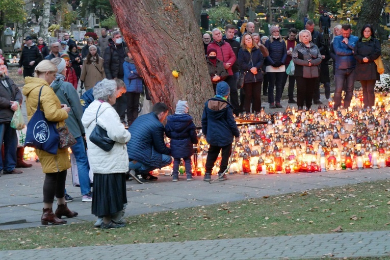 Modlitwa na gdańskim cmentarzu Srebrzysko