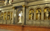 Płock-katedra. Święci i błogosławieni związani z diecezją płocką (ołtarz główny)