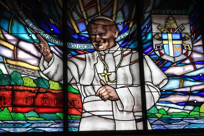 Modlin Stary. Św. Jan Paweł II (detal z witraża)
