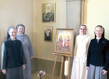 ▲	W zakonnej kaplicy. Siostry Franciszka Pandera (druga z lewej) i Karmela Pietrzak (pierwsza z prawej) posługują w tutejszym ośrodku rehabilitacyjnym i opiekuńczym. 