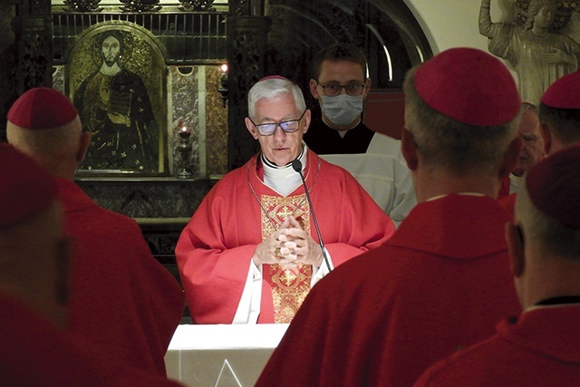 ▲	Abp Skworc przewodniczył Mszy św. i głosił homilię przy grobie św. Piotra w bazylice watykańskiej.