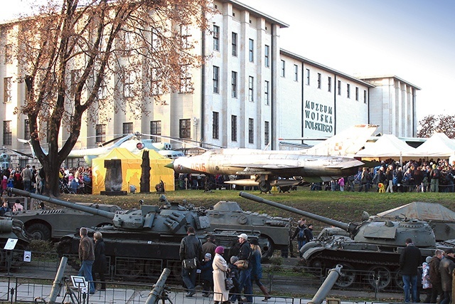 11 listopada w godzinach 10–16 czynne będzie Muzeum Wojska Polskiego, które zaprezentuje współczesny sprzęt wojskowy. Tego dnia wstęp wolny.