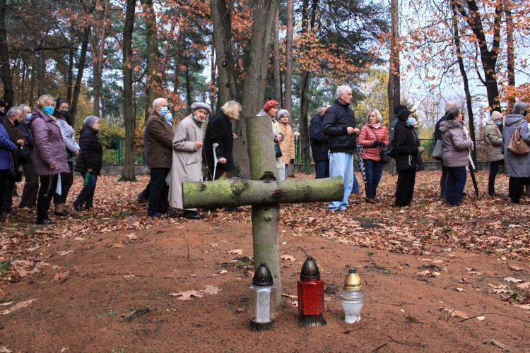 Dzień Zaduszny. Różaniec na cmentarzu wojennym w Kędzierzynie-Koźlu