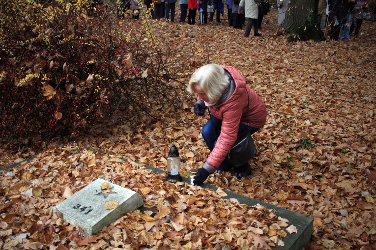 Dzień Zaduszny. Różaniec na cmentarzu wojennym w Kędzierzynie-Koźlu