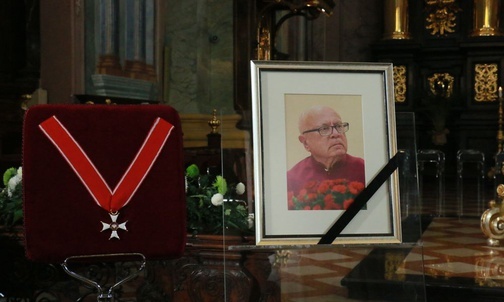 Prezydent RP Andrzej Duda odznaczył pośmiertnie ks. G. Pawłowskiego Krzyżem komandorskim orderu odrodzenia Polski.