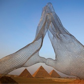 Instalacja włoskiego artysty Lorenzo Quinna z piramidami w tle.
23.10.2021   Giza, Egipt