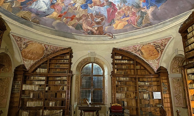 Klasztorna biblioteka zachowała się w idealnym stanie.