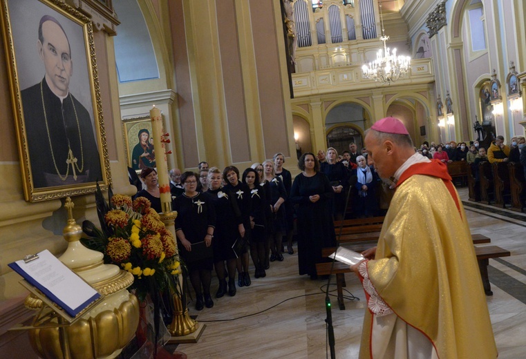 Eucharystii i modlitwie o wyniesienie na ołtarze sługi Bożego przewodniczył bp Marek Solarczyk. 