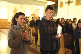 ▲	Procesja z relikwiarzem św. Jana Pawła II i świecą ŚDM.