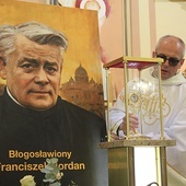 ▲	Ks. Rafał Chwałkowski SDS umieszcza relikwie bł. Franciszka Jordana w relikwiarium.