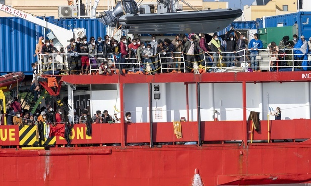 Imigranci przybywają do Trapani na Sycylii