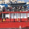 Imigranci przybywają do Trapani na Sycylii